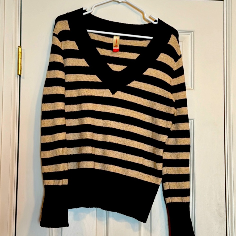 XL tan and brown, long sleeved sweater.